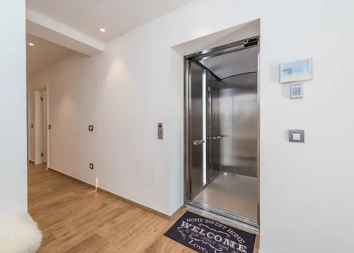 아파트 Luxury Penthouse Cosmacendi 자다르